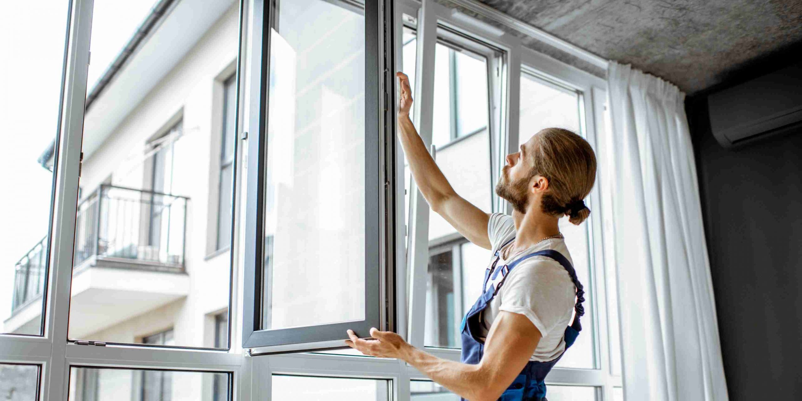 Монтаж пластиковых окон. Окна veka. Установщик пластиковых окон. Замена окон пвх. Монтаж пластиковых окон.